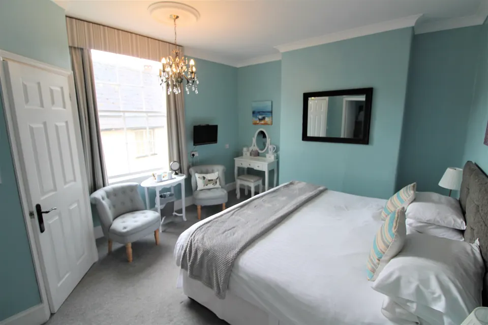 Double bedroom with window seating at The Lorna Doone Hotel